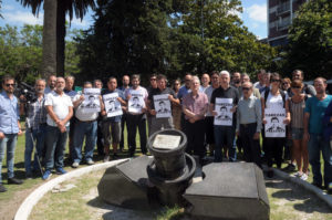 25-01-2018 - Télam - La Plata: Con un acto en Plaza San Martín, periodistas y reporteros gráficos realizaron un homenaje a José Luis Cabezas, el reportero gráfico de la revista Noticias de Editorial Perfil asesinado el 25 de enero de 1997, al cumplirse 21 años. Foto: Eva Cabrera/DDC