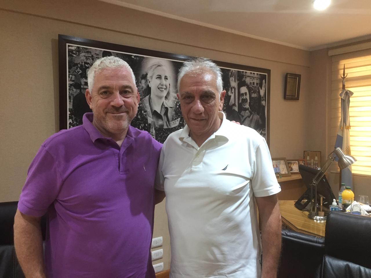 Temporada de verano con pileta y a la orilla del río